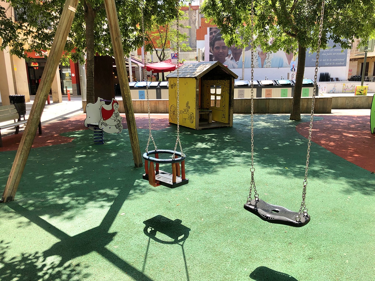 Imatge pels mitjans: Eliminació terres de cautxú dels parcs infantils  perquè alliberen tòxics pels infants (i tothom)