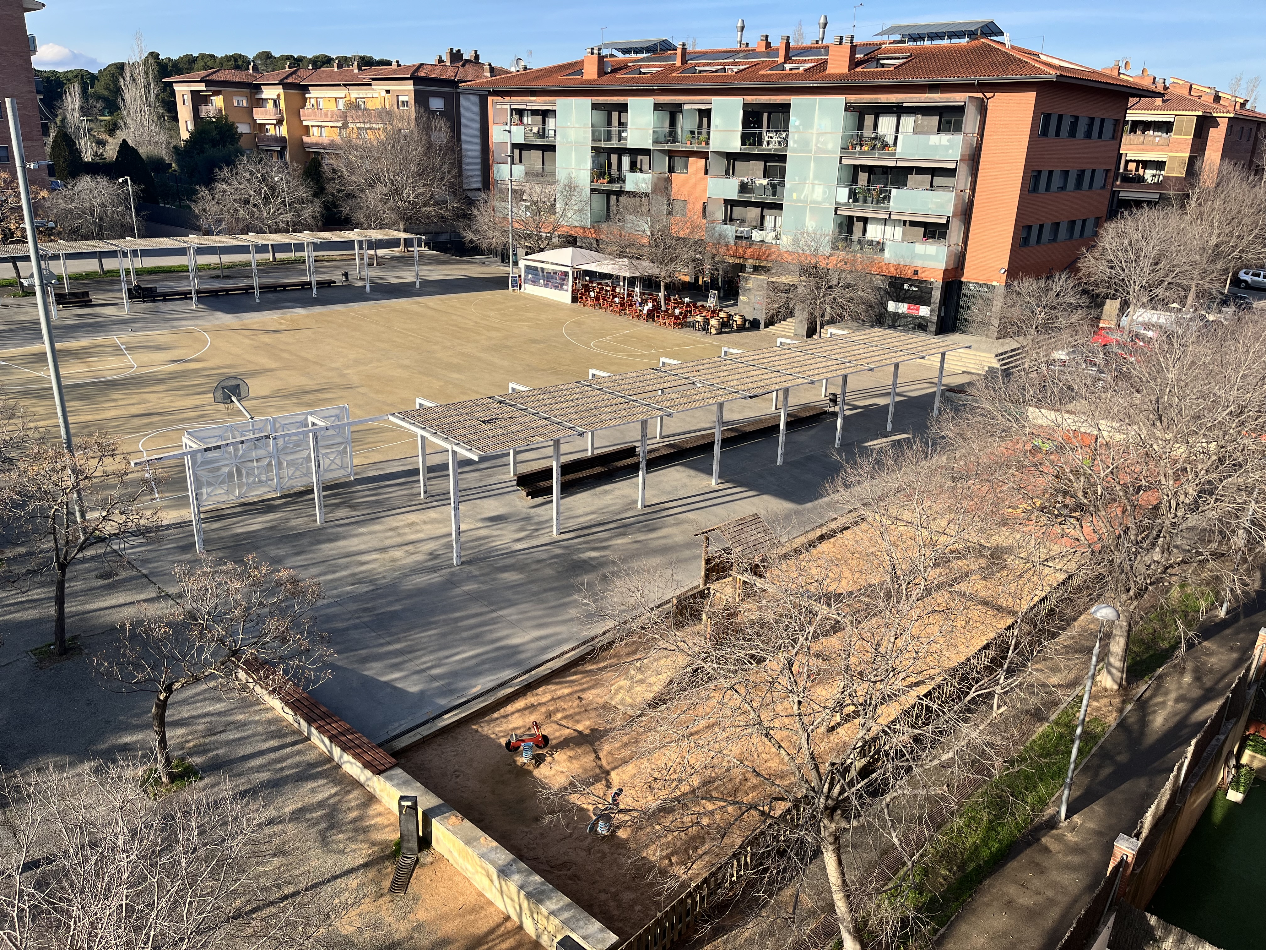 Imatge pels mitjans: Parc Plaça Creu Coll Favà - Protecció del parc infantil de les pilotades provinents del camp de futbol/basquet